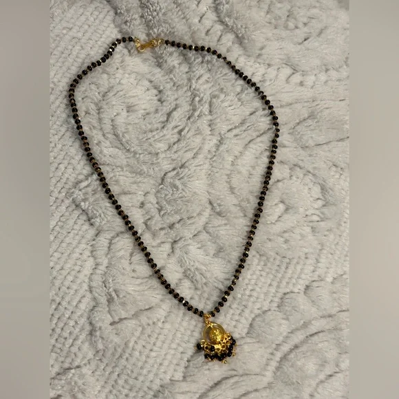 Stunning Gold and Black Pendant Necklace - Picture 3 of 6
